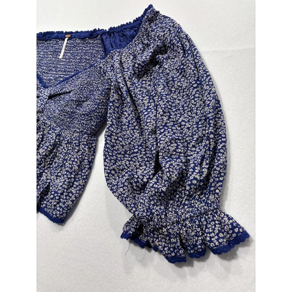 Free People Blouse Womens Large Blue Floral Off Shoulder Smocked Crop Top Boho - Picture 10 of 14